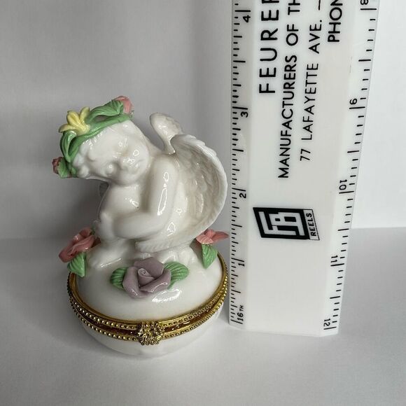 Lovely White Ceramic Cherub Angel Hinged Trinket Box w/ Pink Roses Flower Crown - Picture 13 of 13